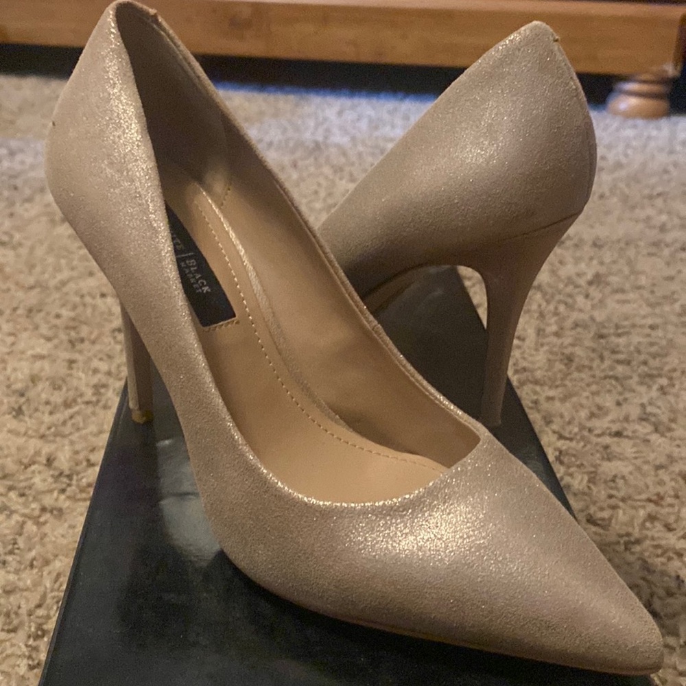 White House Black Market Olivia Neutral shimmer Size 7.5 medium High Heel Pump